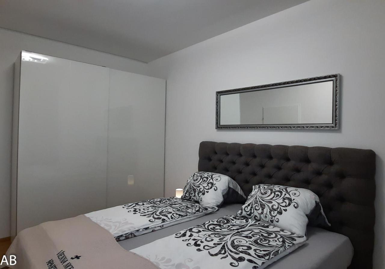 Superior Apartment & Rooftop Pool Вена Экстерьер фото